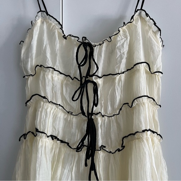 Elegant Cream Maxi Dress with Black Accents - Picture 4 of 7